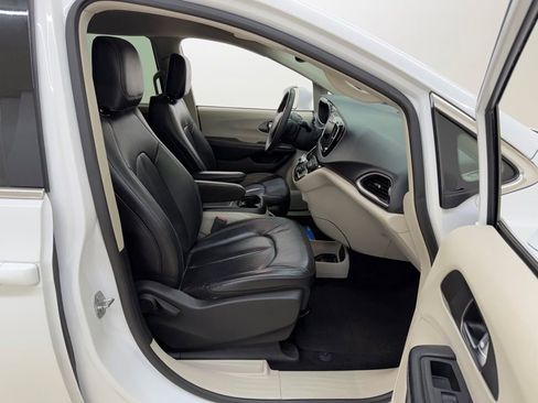 Used 2022 Chrysler Pacifica Touring-L FWD image 12