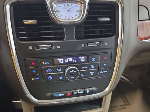 Used 2015 Chrysler Town & Country Touring-L w/ Driver Convenience Group FWD image 18