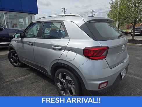 Used 2023 Hyundai Venue SEL image 4