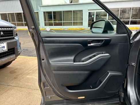 Used 2022 Toyota Highlander XLE image 32