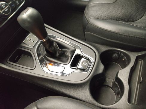 Used 2019 Jeep Cherokee Limited FWD image 26