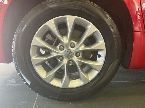 Used 2025 Chrysler Pacifica Select AWD/4WD image 31