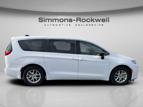 Used 2024 Chrysler Pacifica Touring-L FWD image 6