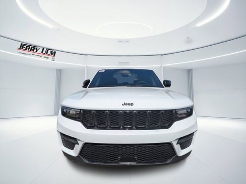 New 2025 Jeep Grand Cherokee Altitude image 7