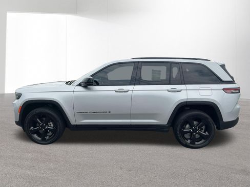 Used 2024 Jeep Grand Cherokee Altitude AWD/4WD image 6