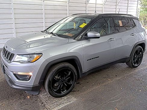 Used 2019 Jeep Compass Latitude image 1