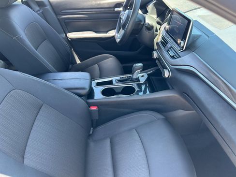 Used 2024 Nissan Altima 2.5 SV FWD image 11
