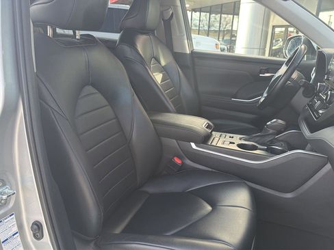 Used 2022 Toyota Highlander XLE image 17