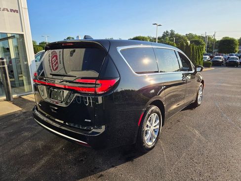 New 2027 Chrysler Pacifica Select AWD/4WD image 3