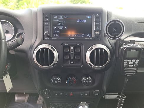 Used 2018 Jeep Wrangler Unlimited Rubicon w/ Connectivity Group image 18