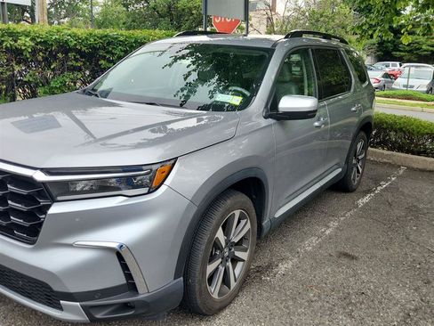 Used 2024 Honda Pilot Touring image 1