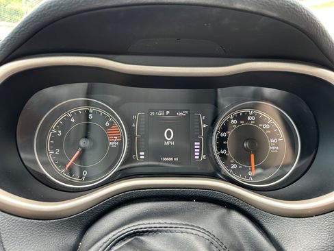 Used 2017 Jeep Cherokee Latitude FWD image 5