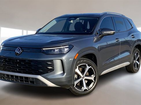 Certified 2025 Volkswagen Tiguan SE image 1