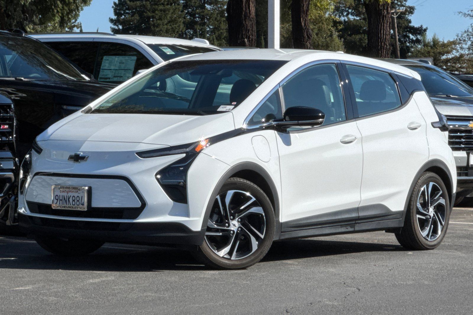 Used 2023 Chevrolet Bolt LT w/ Infotainment Package FWD image 9