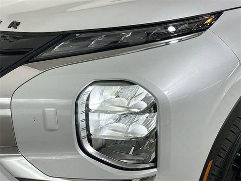 Used 2023 Mitsubishi Outlander SE image 30