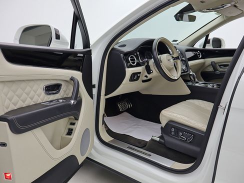 Certified 2017 Bentley Bentayga AWD/4WD image 39