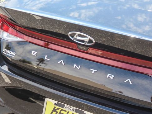 Certified 2023 Hyundai Elantra SE FWD image 9