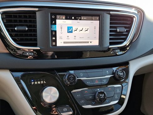 Used 2023 Chrysler Voyager LX image 16