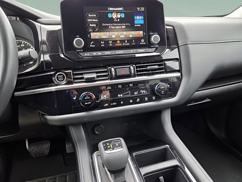 Used 2024 Nissan Pathfinder SV image 24