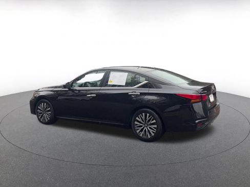 Used 2025 Nissan Altima 2.5 SV image 10