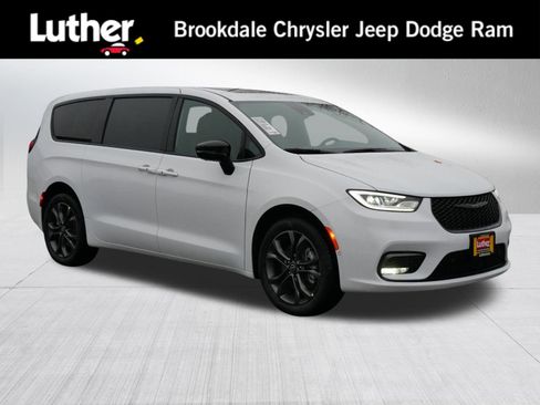 New 2026 Chrysler Pacifica Select image 1