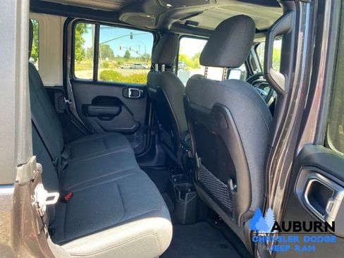 Used 2026 Jeep Wrangler Unlimited Rubicon AWD/4WD image 17