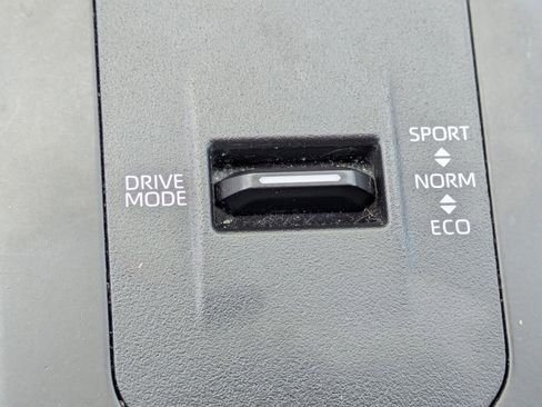 Used 2023 Toyota Highlander L image 16