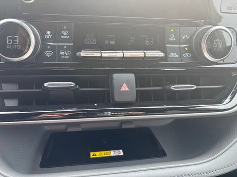 Used 2023 Toyota Highlander XLE FWD image 13
