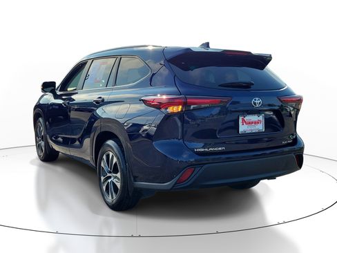 Used 2026 Toyota Highlander XLE AWD/4WD image 3