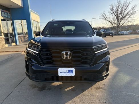 Used 2025 Honda Pilot Sport image 2