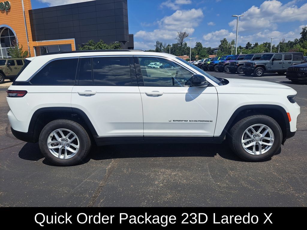 Certified 2025 Jeep Grand Cherokee Laredo X AWD/4WD image 3