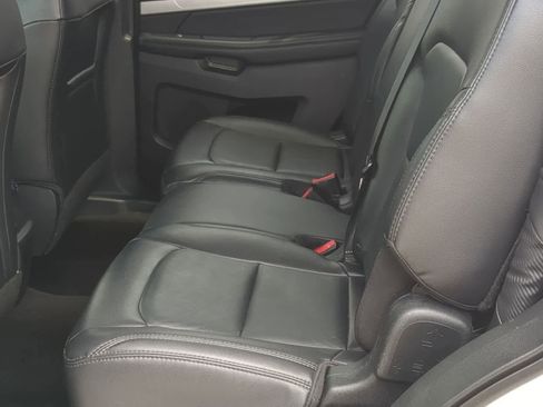 Used 2017 Ford Explorer XLT w/ XLT Technology Feature Bundle AWD/4WD image 19