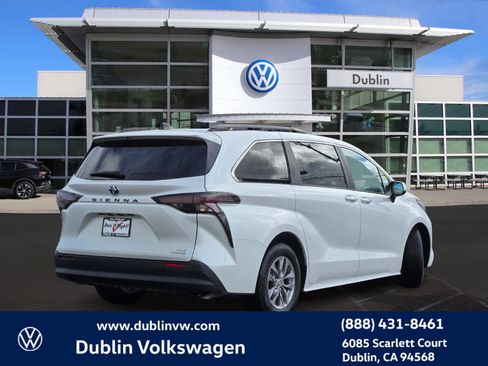 Used 2024 Toyota Sienna XLE image 4