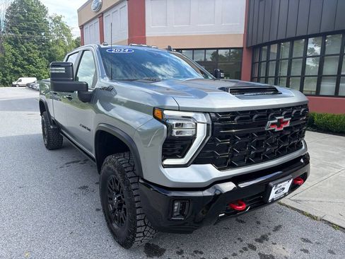 Used 2024 Chevrolet Silverado 2500 ZR2 w/ Technology Package AWD/4WD image 9