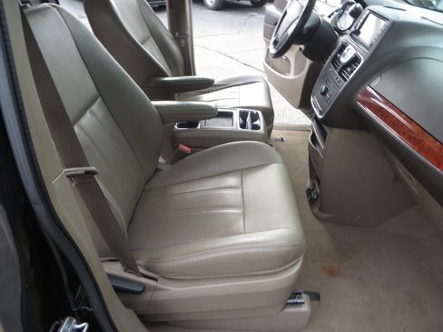 Used 2015 Chrysler Town & Country Touring w/ Driver Convenience Group image 24