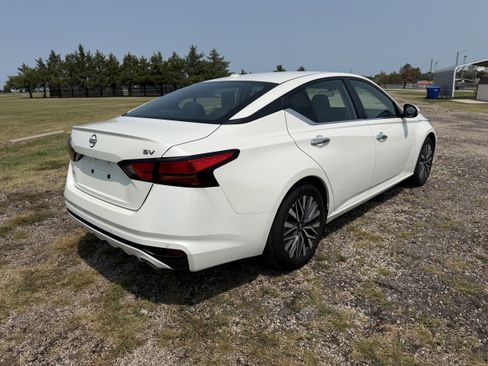 Used 2024 Nissan Altima 2.5 SV w/ SV Premium Package FWD image 3