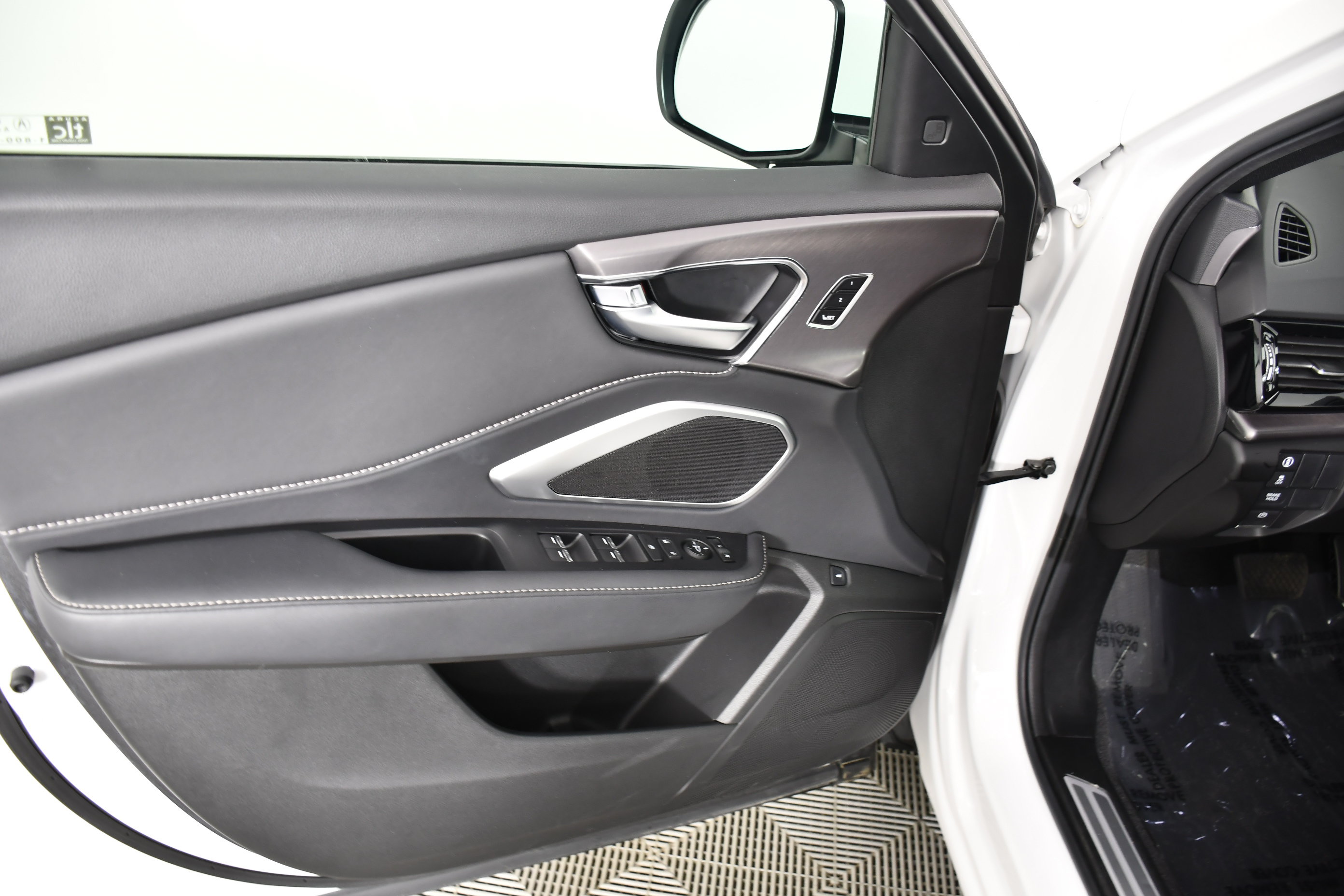 Used 2025 Acura RDX SH-AWD image 35