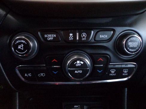 Used 2017 Jeep Cherokee Limited image 24