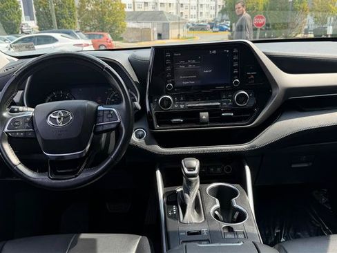 Used 2021 Toyota Highlander XLE AWD/4WD image 27