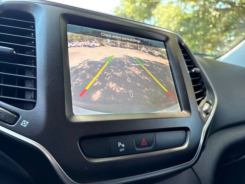 Used 2019 Jeep Cherokee Trailhawk AWD/4WD image 17