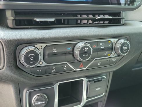 Used 2024 Jeep Gladiator Sport AWD/4WD image 22