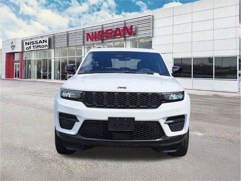 Used 2025 Jeep Grand Cherokee Altitude image 2