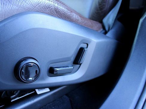 Used 2018 Volvo XC60 T5 Momentum w/ Vision Package image 10