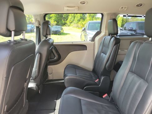 Used 2013 Chrysler Town & Country Touring-L w/ Driver Convenience Group FWD image 25
