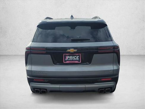 Used 2024 Chevrolet Traverse LT w/ Enhanced Driving Package image 7
