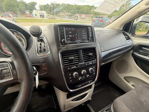 Used 2018 Dodge Grand Caravan SE w/ UConnect Hands-Free Group FWD image 15