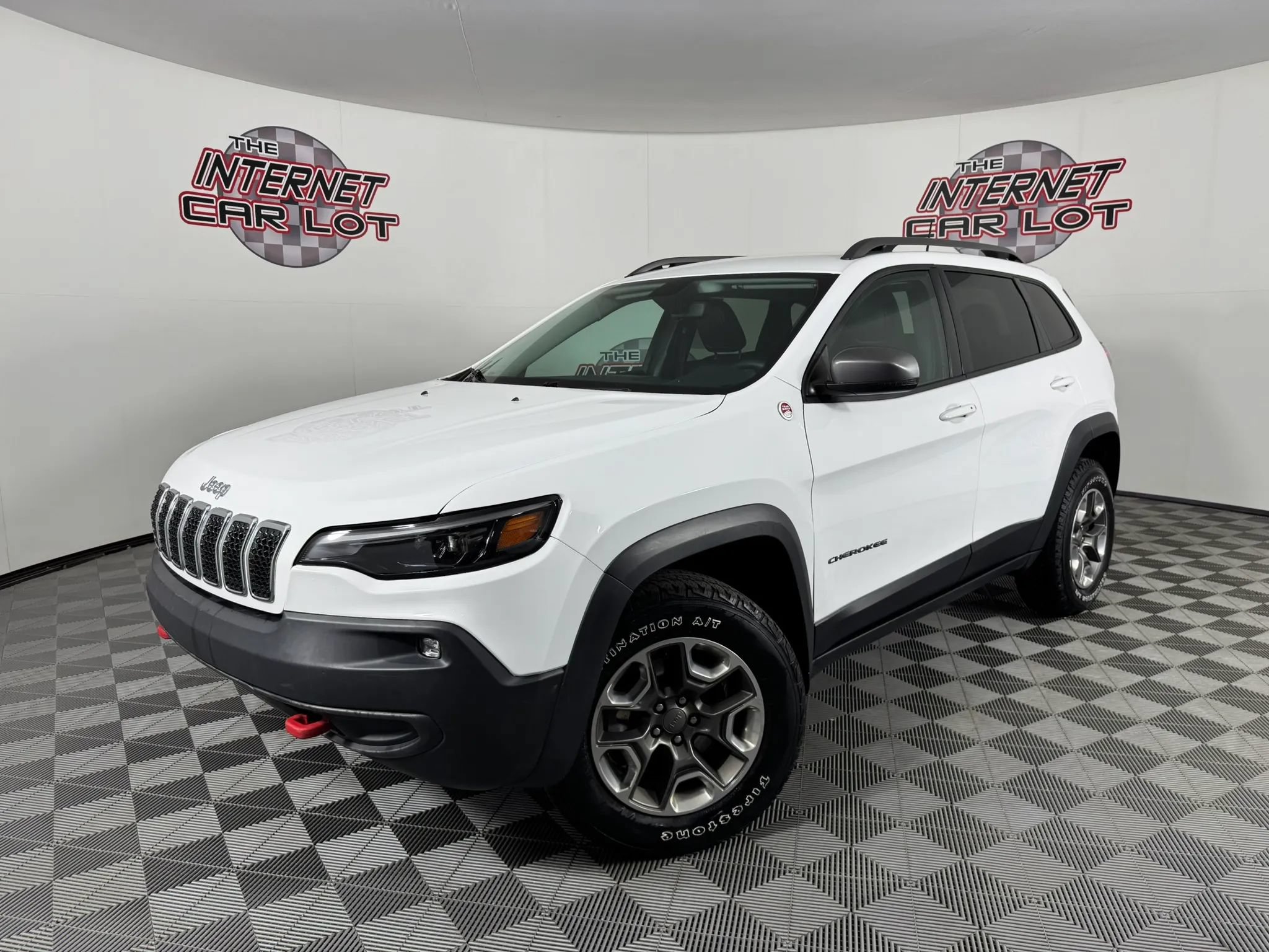 Used 2019 Jeep Cherokee Trailhawk w/ Cold Weather Group AWD/4WD image 1
