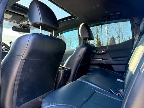 Used 2021 Toyota Tacoma TRD Off-Road w/ TRD Premium Off Road Package image 9