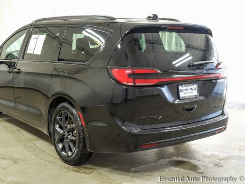 Used 2025 Chrysler Pacifica Limited image 7