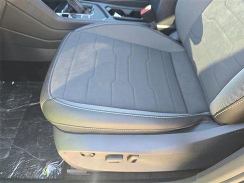 New 2026 Volkswagen Taos SE image 16